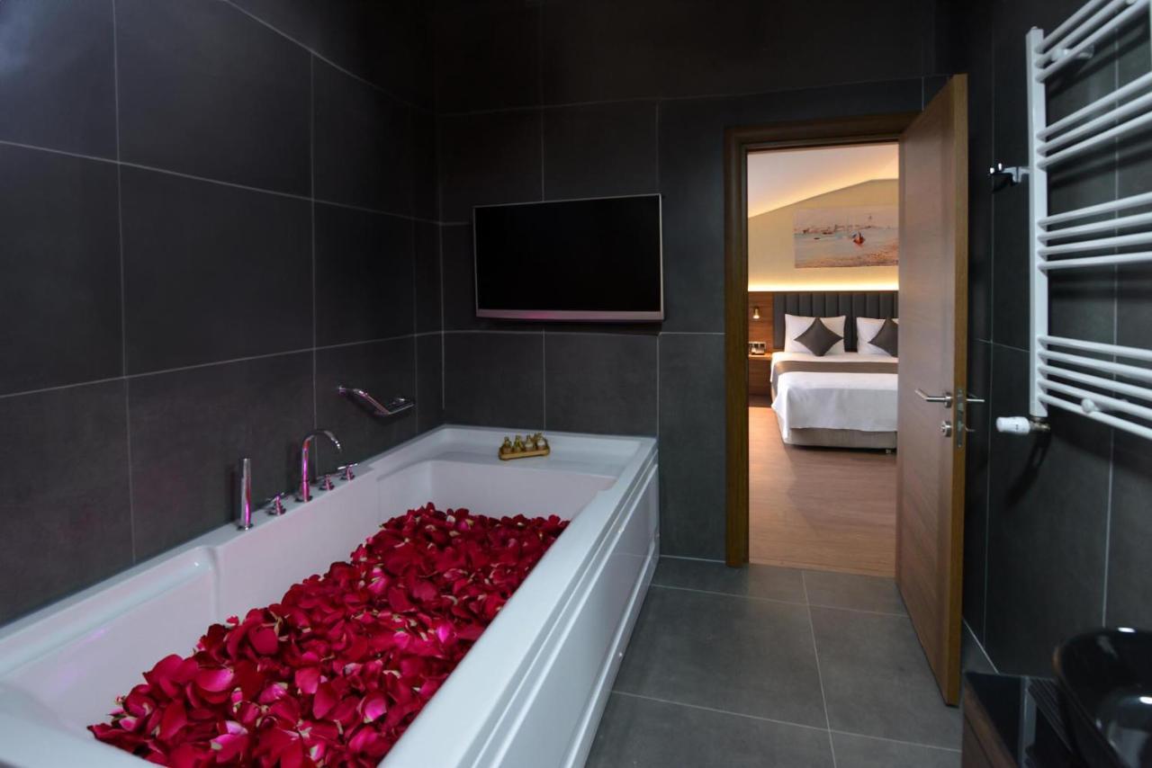 Istport Garden Hotels Arnavutkoy Ngoại thất bức ảnh A bathroom with a television